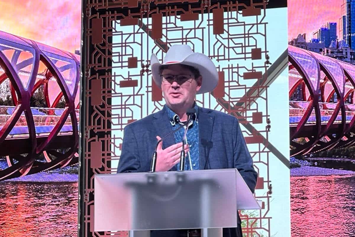 Jason Lueke, welcomes attendees to the UESI 2024 Pipelines Conference.